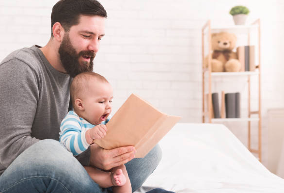 Читайте книжки даже с самыми маленькими детками. Фото:istockphoto.com