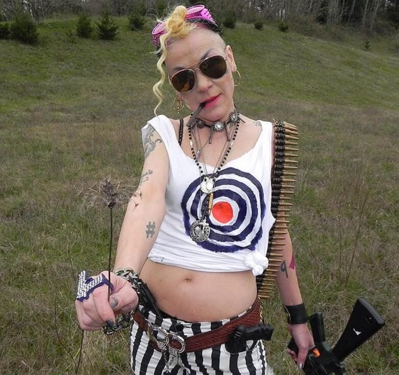 
В 1966 году дочь Сталина получила разрешение на выезд из СССР. Предлог для этого был крайне сомнительным – вывоз на родину праха индуса Браджеша Сингха, который был сожителем Светланы Иосифовны Аллилуевой.
Дочь вождя уехала в Индию, но дала понять, что возвращаться не собирается, проведя там несколько месяцев. Когда же советский посол Иван Бенедиктов велел ей паковать чемоданы, она вроде как послушалась. Правда с чемоданами она завернула в посольство США и попросила там политического убежища.

«Спасибо ЦРУ — они меня вывезли» — слова Аллилуевой, напечатанные в книге «Двадцать писем к другу».
Помимо этого, в книге Аллилуева возложила на отца ответственность за убийство польских офицеров в Катыни. Престиж СССР был подорван. Зато книга принесла ей доход в несколько миллионов долларов.
Помимо богатства, Аллилуева нашла в штатах и мужа – Уильяма Питерса. От которого родила дочь Ольгу Питерс, сменившую впоследствии имя на Крис Эванс. Внучка Сталина владеет магазином одежды и по-русски не говорит.
Что касается Аллилуевой, то она провела остаток жизни в достатке и в постоянных путешествиях по миру. Умерла в доме престарелых в 2011 году от рака толстой кишки.

Крис Эванс (настоящее имя Ольга). Внучка Сталина. Проживает в США
Уже в постсоветское время покорять Америку направился правнук Сталина — Виссарион Евгеньевич Джугашвили. Он был многообещающим режиссером короткометражных фильмов – призер фестиваля в Оберхаузене. Однако ни в России, ни в Грузии он был не нужен — как говорят, мешала фамилия. В девяностые его избили у подъезда — опять-таки из-за фамилии. Тогда начинающий режиссер отправился в посольство США и последовал по стопам бабушки – попросил политического убежища. Ему не отказали. Но и в Америке Виссарион себя не нашел. Поначалу работал чернорабочим, потом пошел на стройку. Сейчас, насколько известно, работает водителем.
