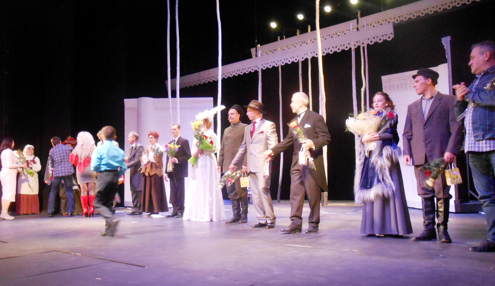 Обратите внимание:  дети на сцене . А мата нет!  Ну совсем  "немодно"! 