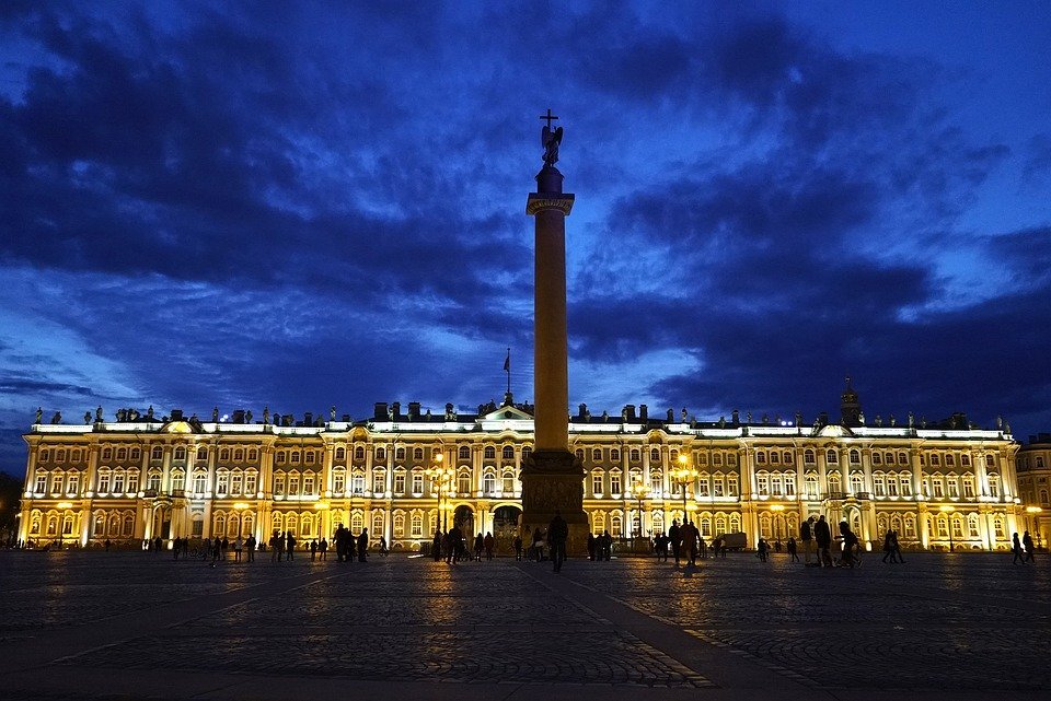 https://cdn.pixabay.com/photo/2019/10/30/19/42/the-hermitage-4590401_960_720.jpg