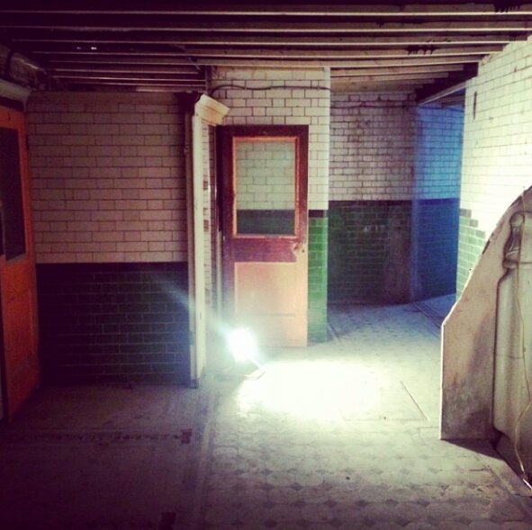 Старый общественный туалет, который превратили в супер популярную кофейню "the Attendant" (фото: Instagram)