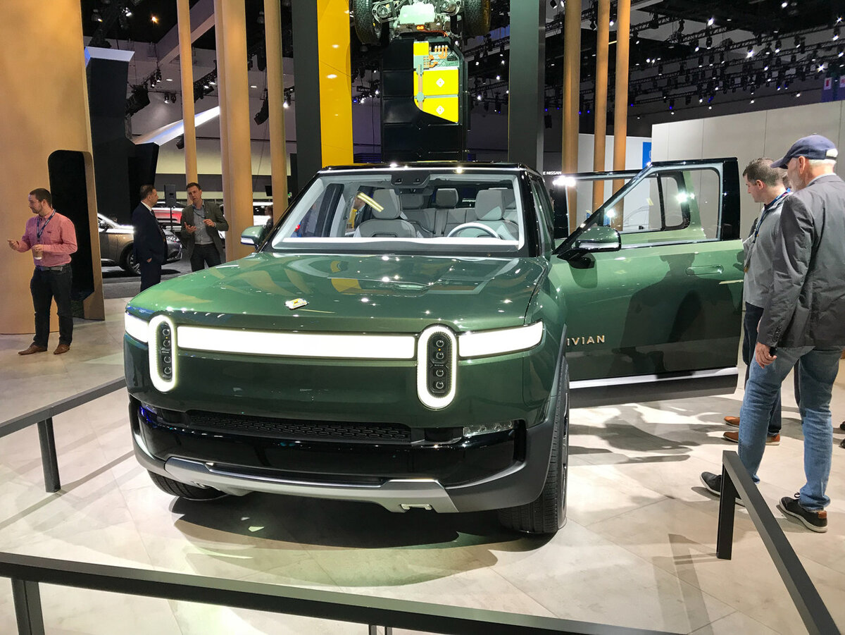 Марка Rivian R1S (в которую уже вложили деньги такие гиганты, как Ford и Amazon) планирует скоро начать продажу внедорожника и пикапа, которые имеют аж четыре электромотора суммарной мощностью 760 л.с. с возможностью пробега на одной зарядке до 700 км. Характеристики не сильно хуже тесловской машины (мощность Cybertruck пока не сообщается, сказано лишь, что в самом крутом варианте он сможет проезжать до 800 км).