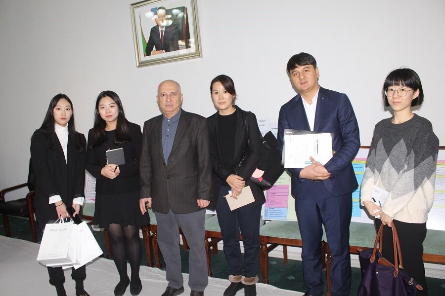 Члены делегации - заместитель директора офиса KOICA в Республике Узбекистан Park Mi, координаторы отдела волонтёров Kang Moonhee и Рark Hyemin, специалист отдела Yoon Hyelim и сотрудника офиса волонтёров Ш.Шукуров в кабинете ректора СамМИ 