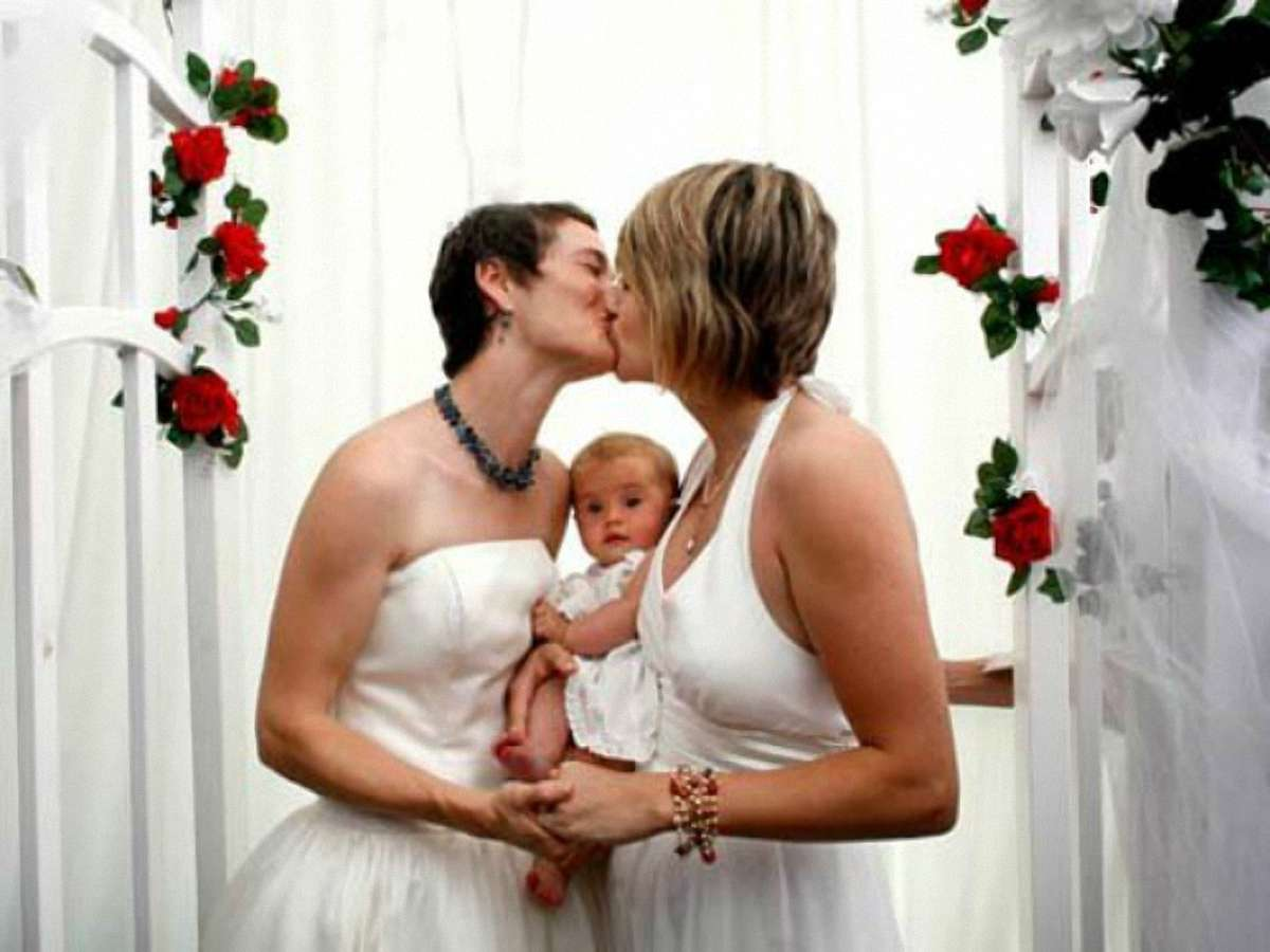 2 мамы лесбиянок. Однополые семьи женщин. Однополая свадьба. Семьи нетрадиционной ориентации. Свадьба пара с ребёнком.