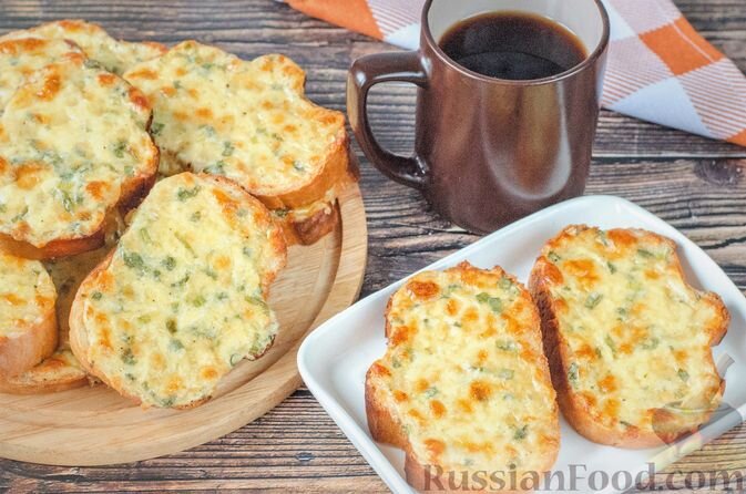 хлеб белый, сыр твёрдый, сметана, масло сливочное, лук зелёный, соль, перец чёрный молотый