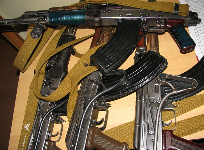 Автоматы АКС из Джелалабада, Афганистан. У верхнего замотан только низ цевья и рукоятка.