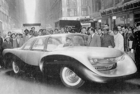 1957 год. Отец Джулиано представляет «Аврору» в Нью-Йорке. Пожалуй, самой специфической мерой безопасности были сиденья, поворачивающиеся на 180 градусов, чтобы обитатели «Авроры» могли встретить аварию, сидя к ней спиной!