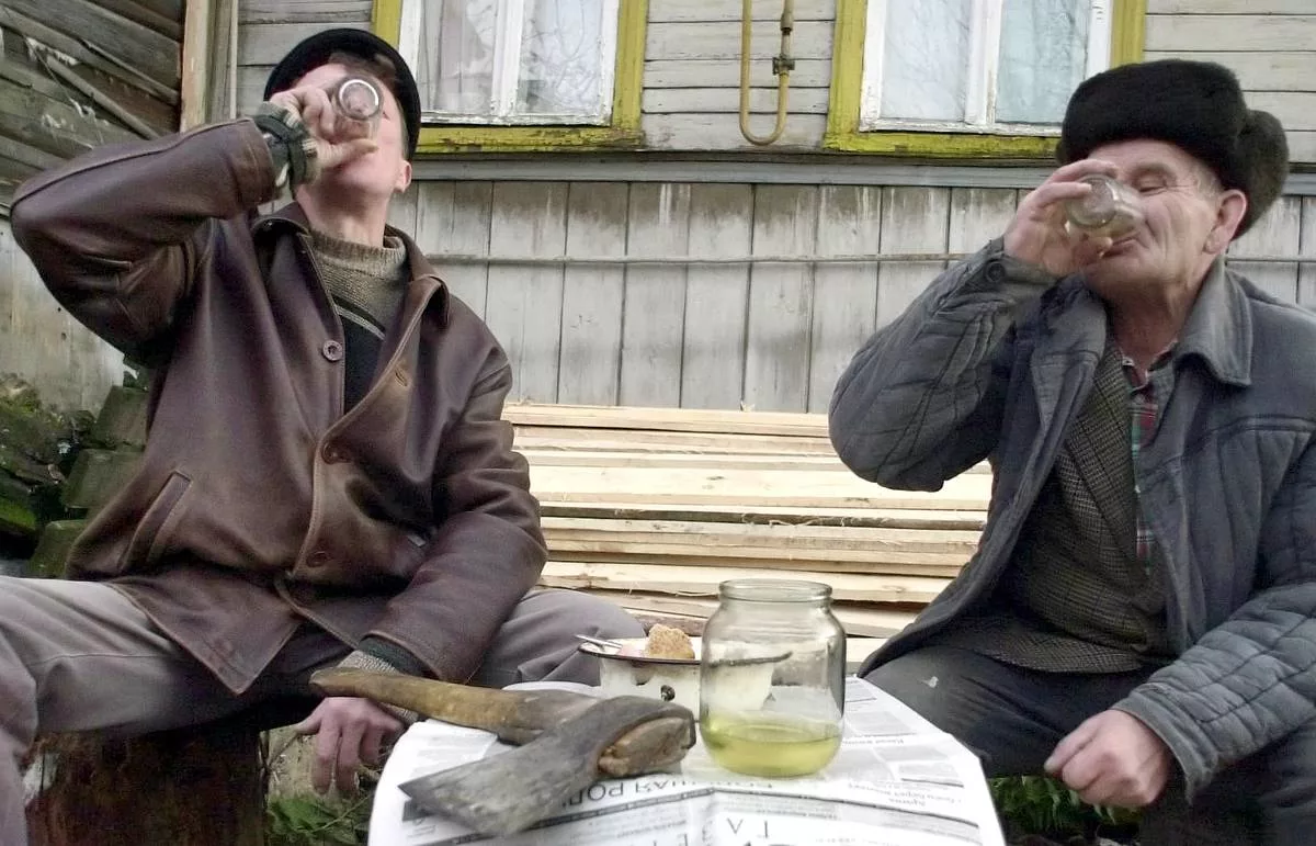 Русские мужики пьют