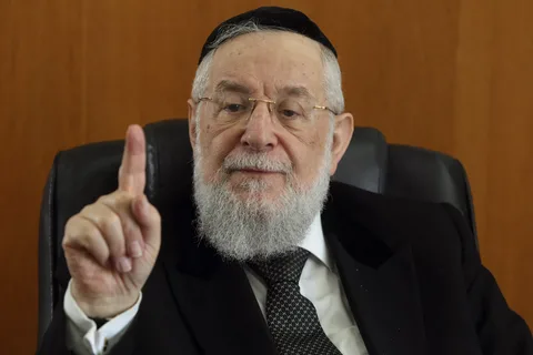 ранее крестились одним перстом те, кто сейчас его в небо тычет.