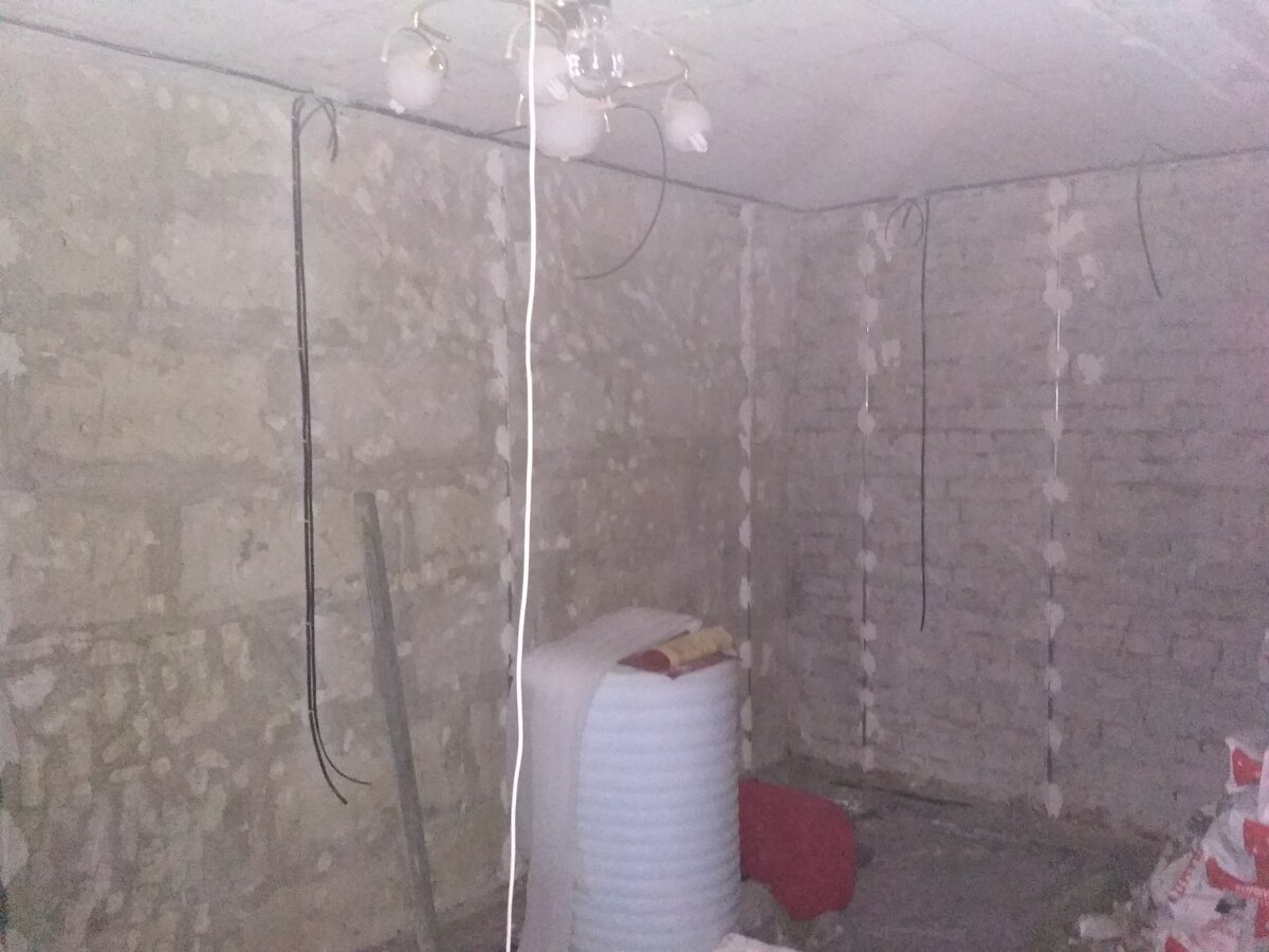 Маяки на стенах для выведения грунтовки под уровень