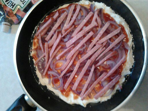 выкладываем начинку: кетчуп, лук, полукопченая колбаса- немного