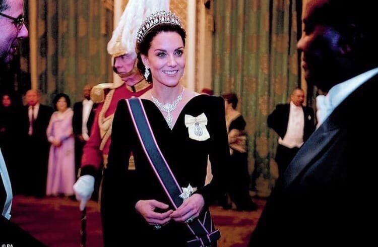 Кейт Миддлтон и другие члены королевской семьи на дипломатическом приеме во дворце