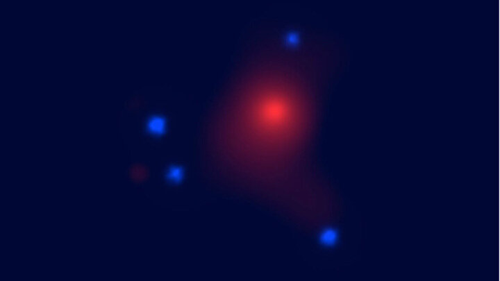 Галактика-линза SDSS J1004+4112 (яркое пятно) и четыре изображения фонового квазара, возникшие из-за линзирования (синие точки), в рентгеновских лучах. Иллюстрация University of Oklahoma.