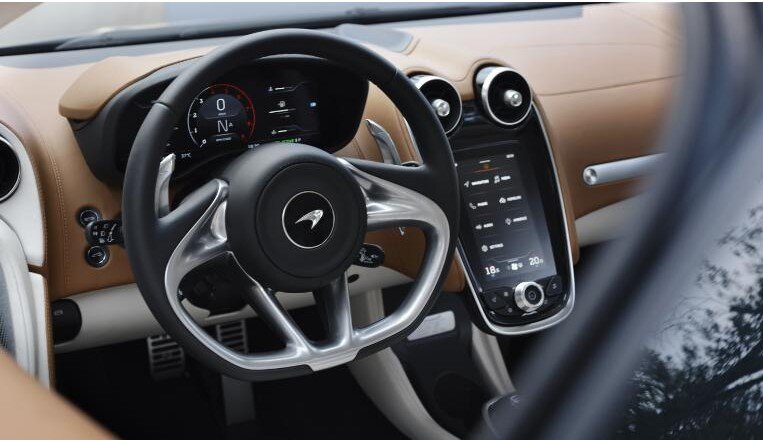 Интерьеры McLaren всегда выглядят хорошо, но элементы управления сенсорным экраном могут быть немного раздражающими.