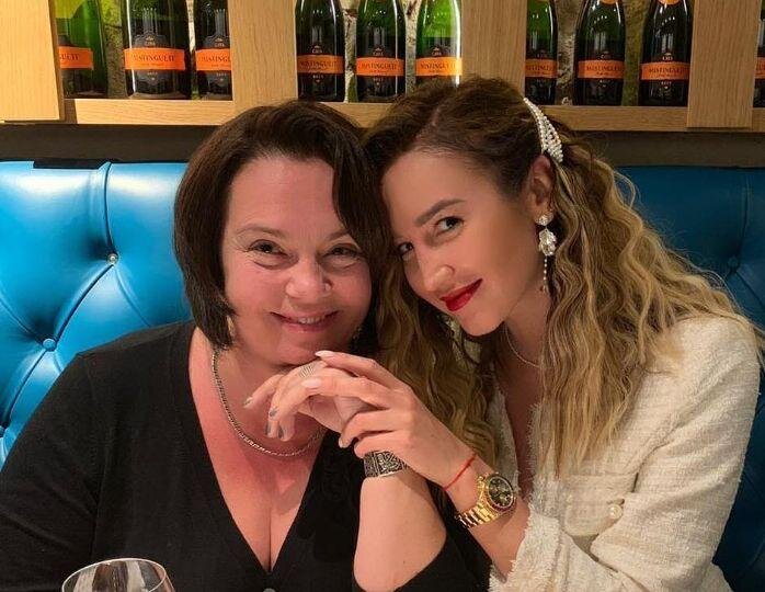 Автомобиль звезды попадал в поле зрения камер ГИБДД не раз. За год на счету Бузовой скопилось более 60 нарушений правил дорожного движения. Большинство из них не оплачены. Среди нарушений: несоблюдение дорожной разметки, превышения скорости, проезд на запрещающий сигнал светофора и другие. 15 суток певица может получить за нарушение, совершенное еще летом. Игнорируя ограничительные знаки, девушка превысила скорость на 40-60 км/ч. Однако мама певицы и телеведущей убеждена, что вся эта информация не имеет никакого отношения к ее дочери. «Понятия не имею. У нее водитель есть. Поэтому кто там нарушает? Она в принципе не может нарушить, потому что ездит с личным водителем», — заявила Ирина в беседе с Пятым каналом. Ранее стало известно о коммунальной задолженности Ольги Бузовой за квартиру во Фрунзенском районе Петербурга. Управляющая компания «Космосервис» потребовала погасить долг в размере 10 тысяч рублей, однако Бузова сообщения коммунальщиков оставила без ответа. После этого представители компании обратились в суд, который вынес решение о принудительном взыскании средств. 