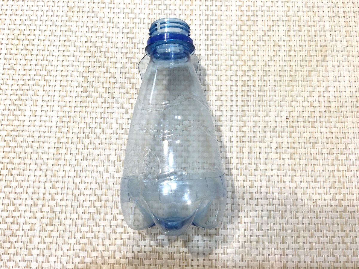 Знаете как сделать емкость для мелочей из пластиковой бутылки?