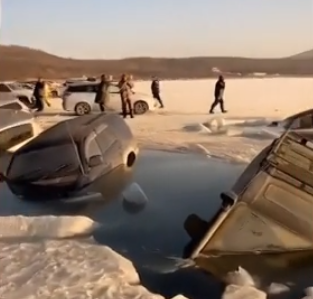 Машины подо льдом