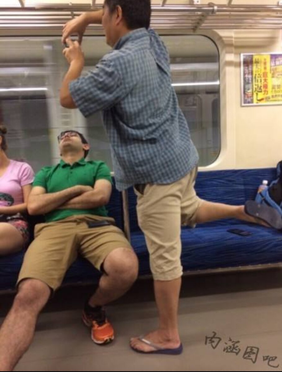 Китаец пытается сфотографировать иностранку