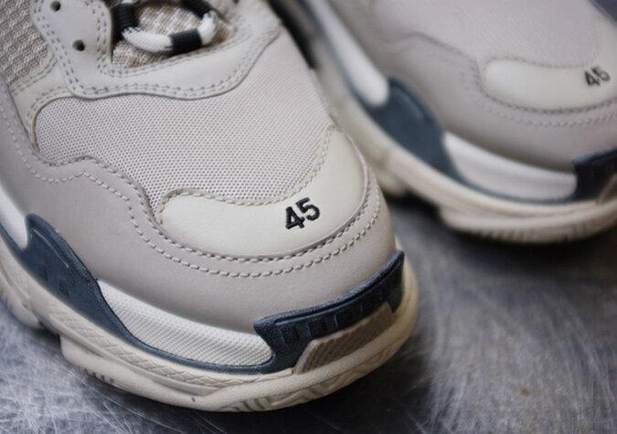 Размер обуви вышит на каждом кроссовке спереди