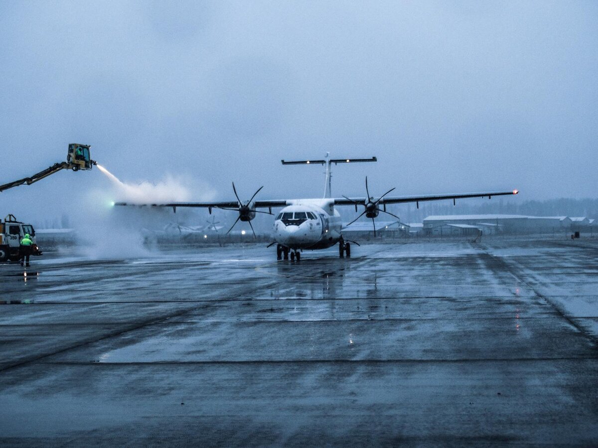 Борт а\к UTair ATR-72 на противообледенительной обработке