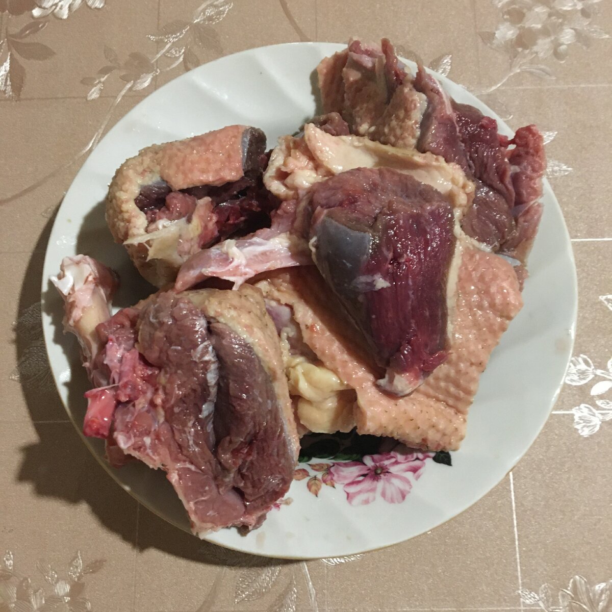 Домашний гусь, разделанный на кусочки