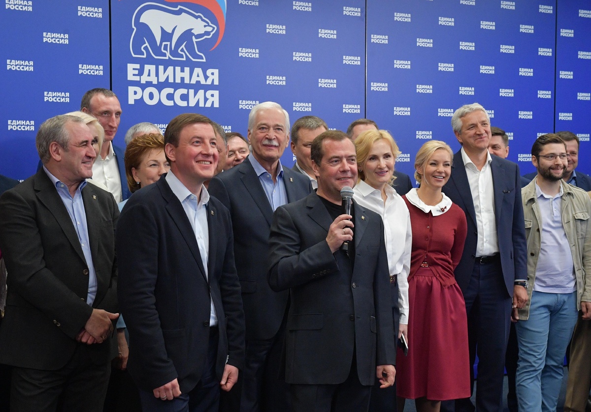 Ни для кого уже не новость что правительство во главе с премьер-министром Дмитрием Медведевым 15 января целиком ушло в отставку.-2