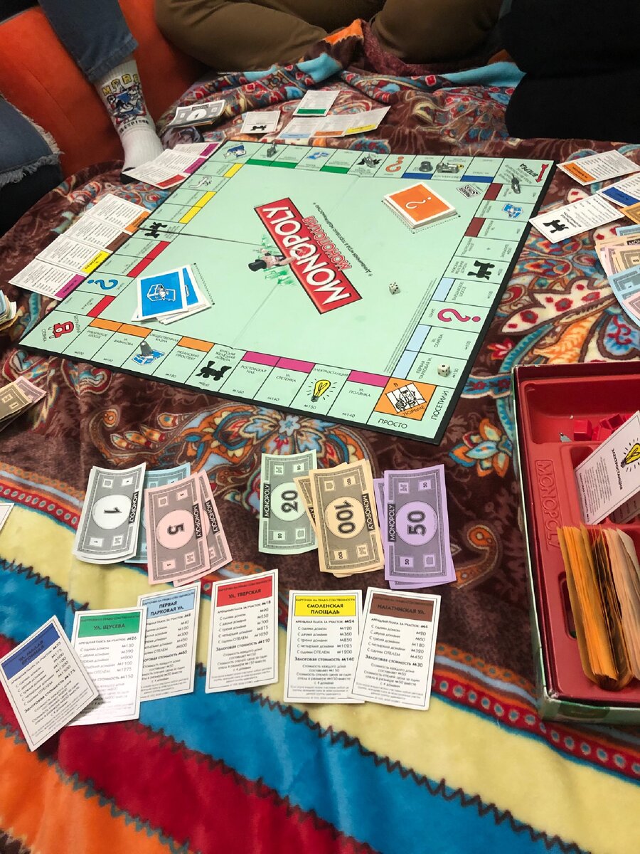 Подходящей фотки нет, зато есть фото монополии, а она очень хорошо олицетворяет то, что мы делаем с деньгами)