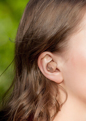 Внутриушной слуховой аппарат.