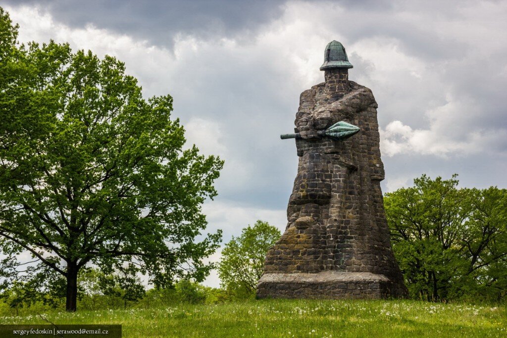 Памятник на месте битвы при Судомерже, установленный в 1925 году. Шапель и пернач как бы намекают, что  перед нами Ян Жижка.