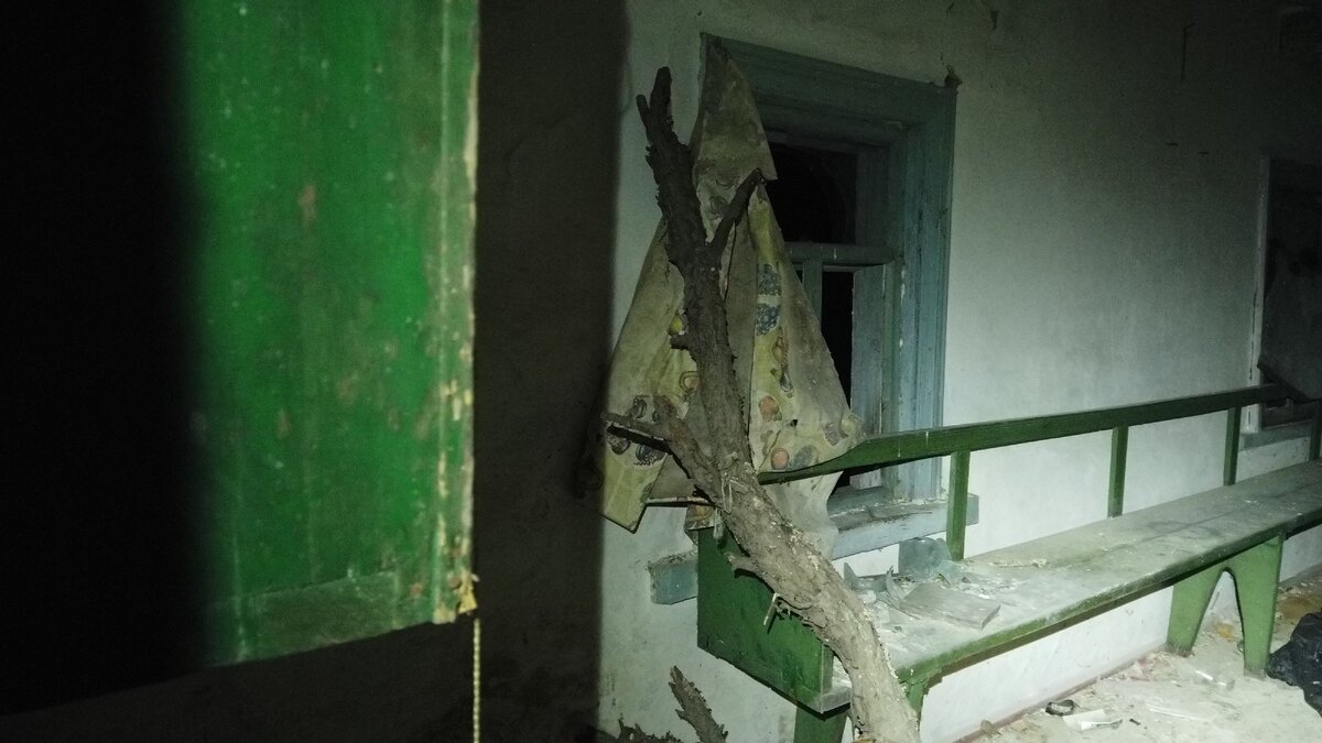 Темная ночь в заброшенной деревне Чернобыля. Зашли в пустой дом и что мы там увидели