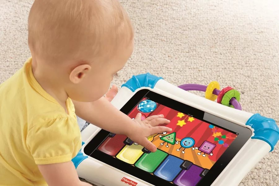 Малыш изучает формы и цвета