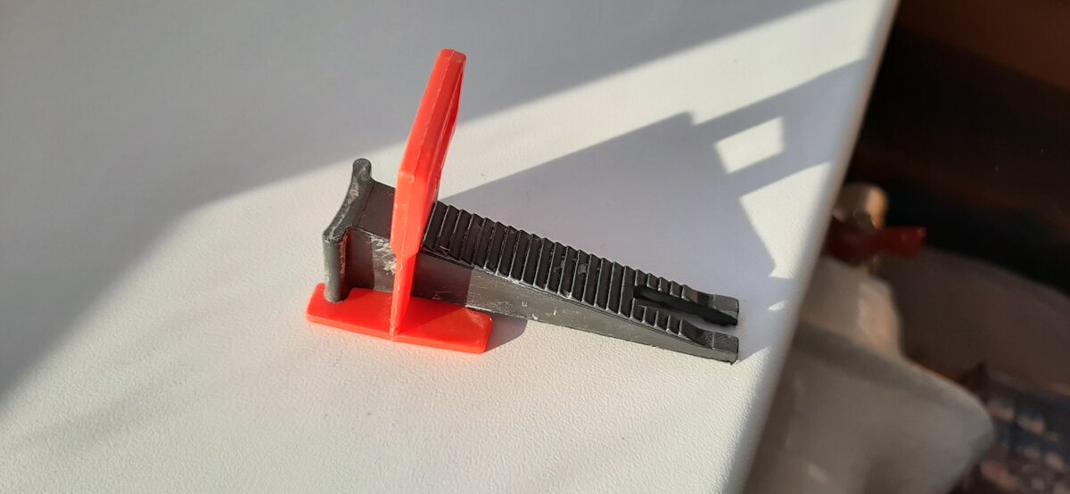 составляющие системы выравнивания плитки