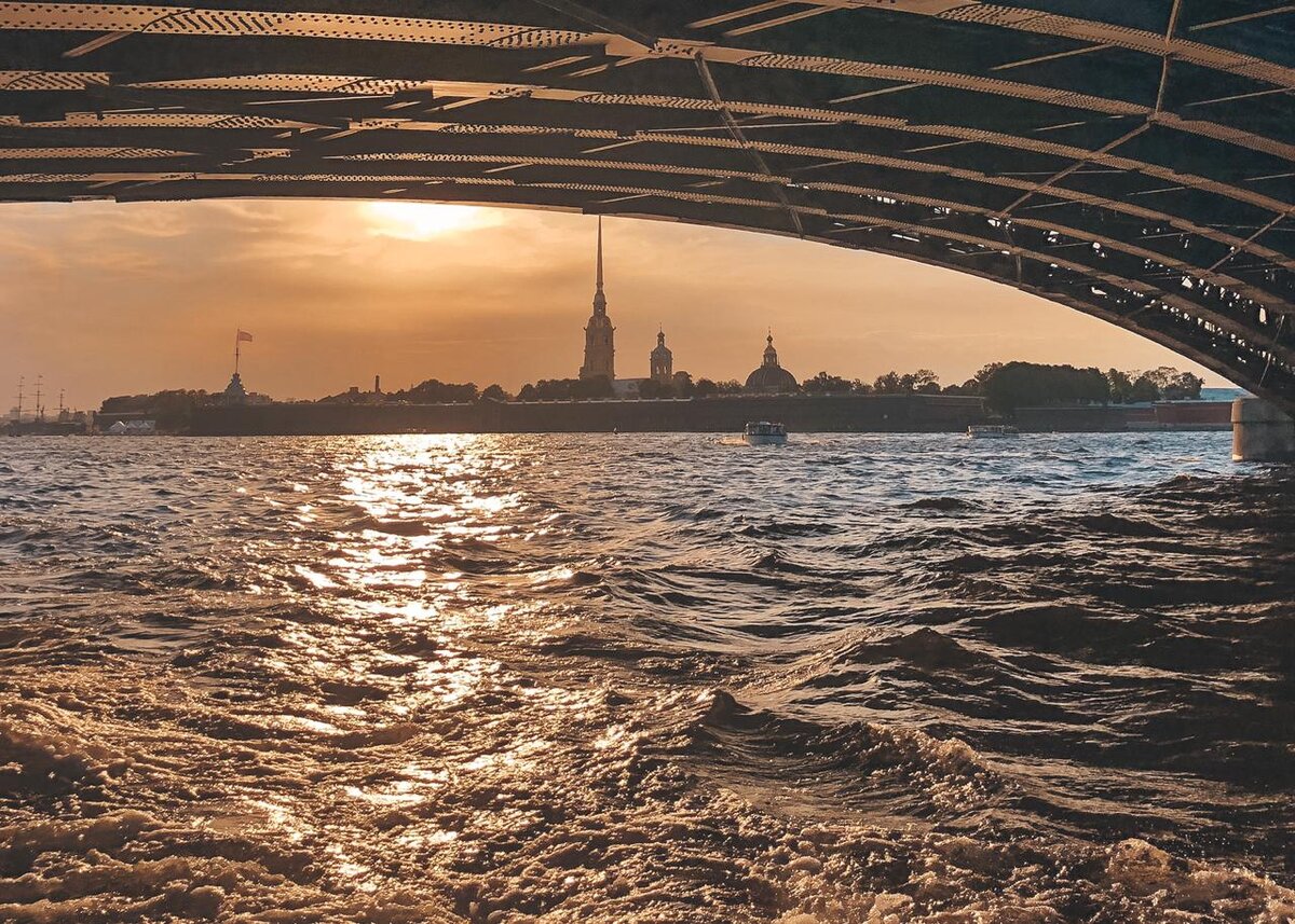 Питер - это затерянный в безвкусной России маленький чудесный мир.