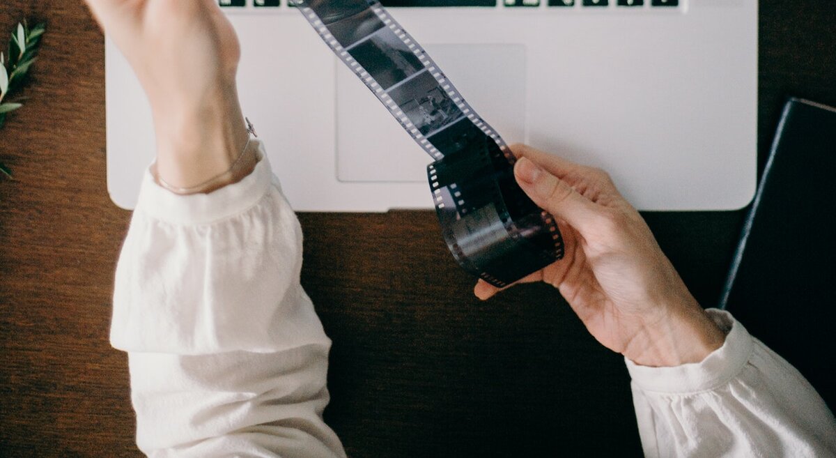 Фото автора cottonbro з Pexels | Визуализации становятся  инструментом манипуляций 