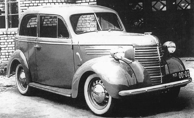 На фото: Опытный экземпляр автомобиля КИМ-10 – внешне он отличался от серийного образца фарами, установленными на крыльях машины. http://alternathistory.com/malolitrazhnye-avtomobili-..