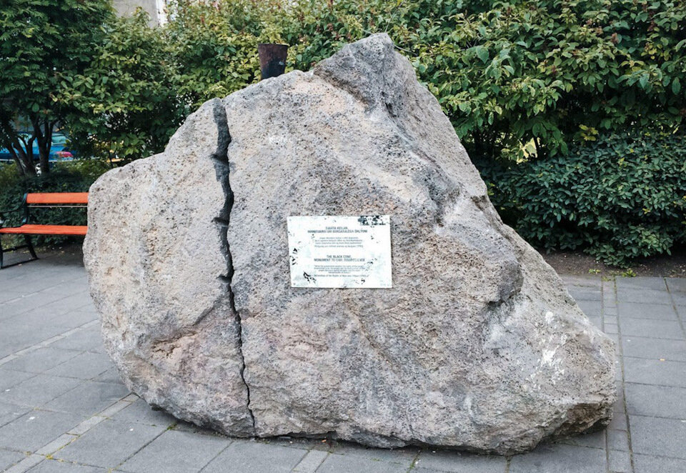 Камень перед исландским парламентом с надписью "Если правительство нарушает права людей, восстание — их священное право и обязанность». Фото из свободного доступа в интернете.