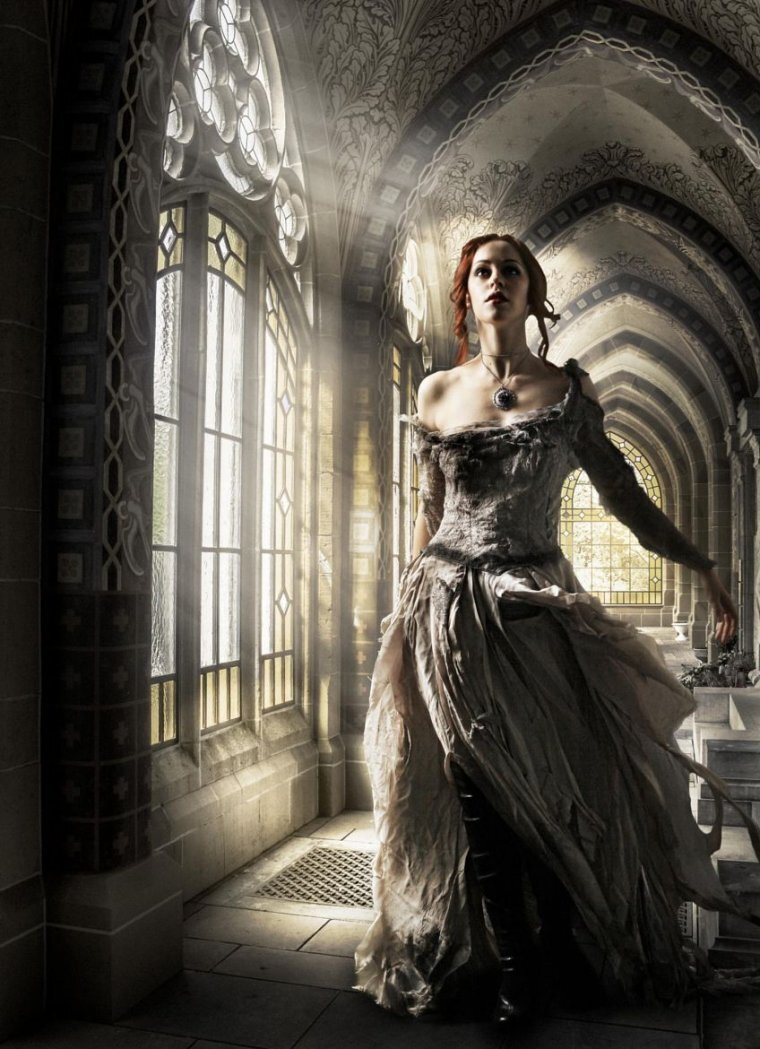 Старые замки девушки. Девушка в замке фотосессия. Девушка в старинном замке. Энн хэтэуэй ведьма готическая фотосессия. Девушка в замке.