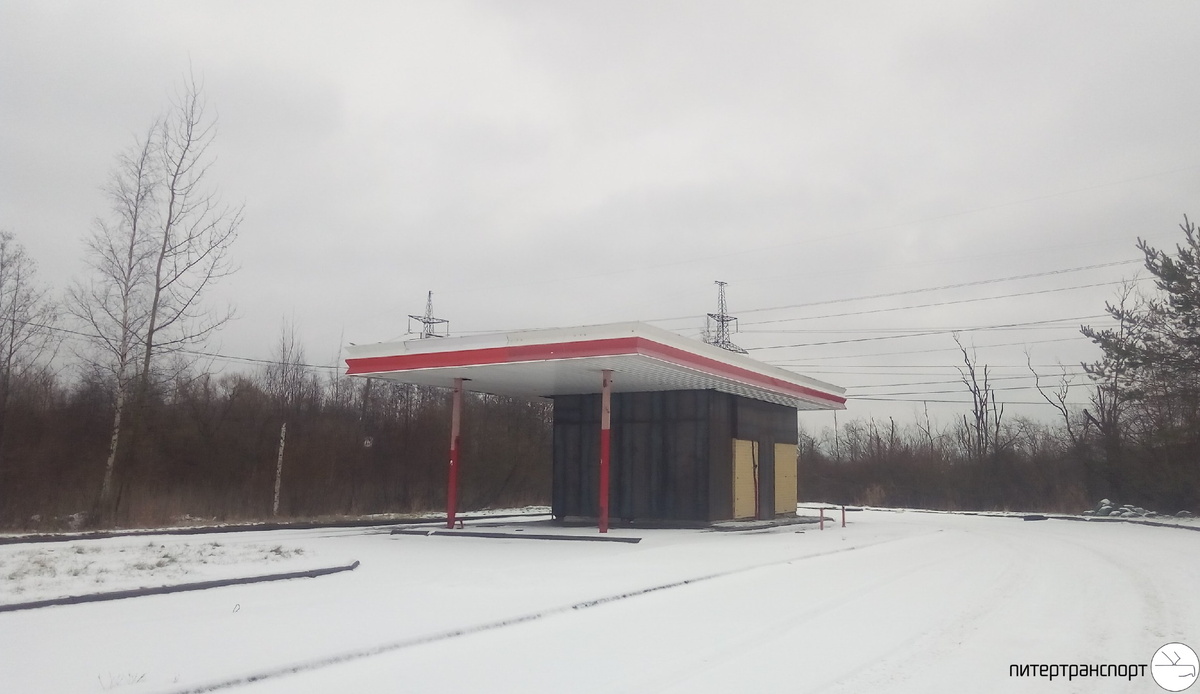 Одна из прекративших работу АЗС ПТК по адресу: Петро-Славянка, дорога на Металлострой, 5 
