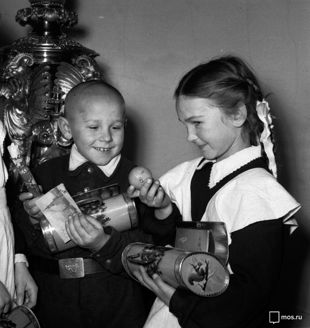 Советские дети с конфетами