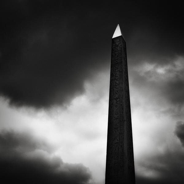 Чёрный обелиск возвышается над местностью, как надгробие погибшей цивилизации. Когда-то он был символом тщеславия и могущества теперь напоминал могильный камень. Почернел от времени...