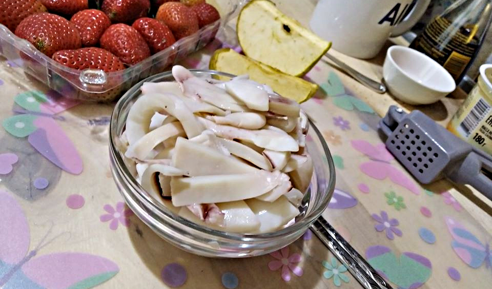 Египетская клубника сюда случайно затесалась. Дрянь оказалась; я из неё потом варенье сварил