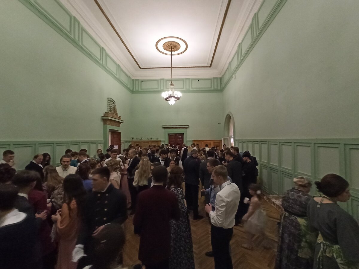 Слева общие столы,  справа для людей в чёрном "ВИП" Слово дурное - не наше, для того чтоб разделять людей. 