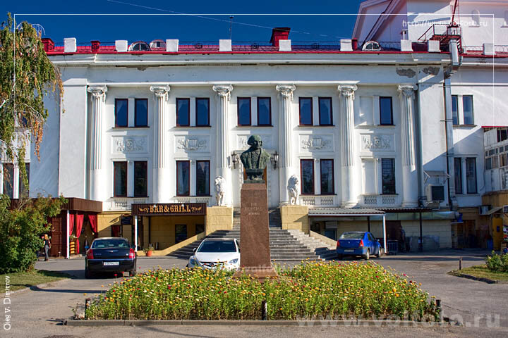 Памятник Н.В. Гоголю в Комсомольском саду у театра НЭТ