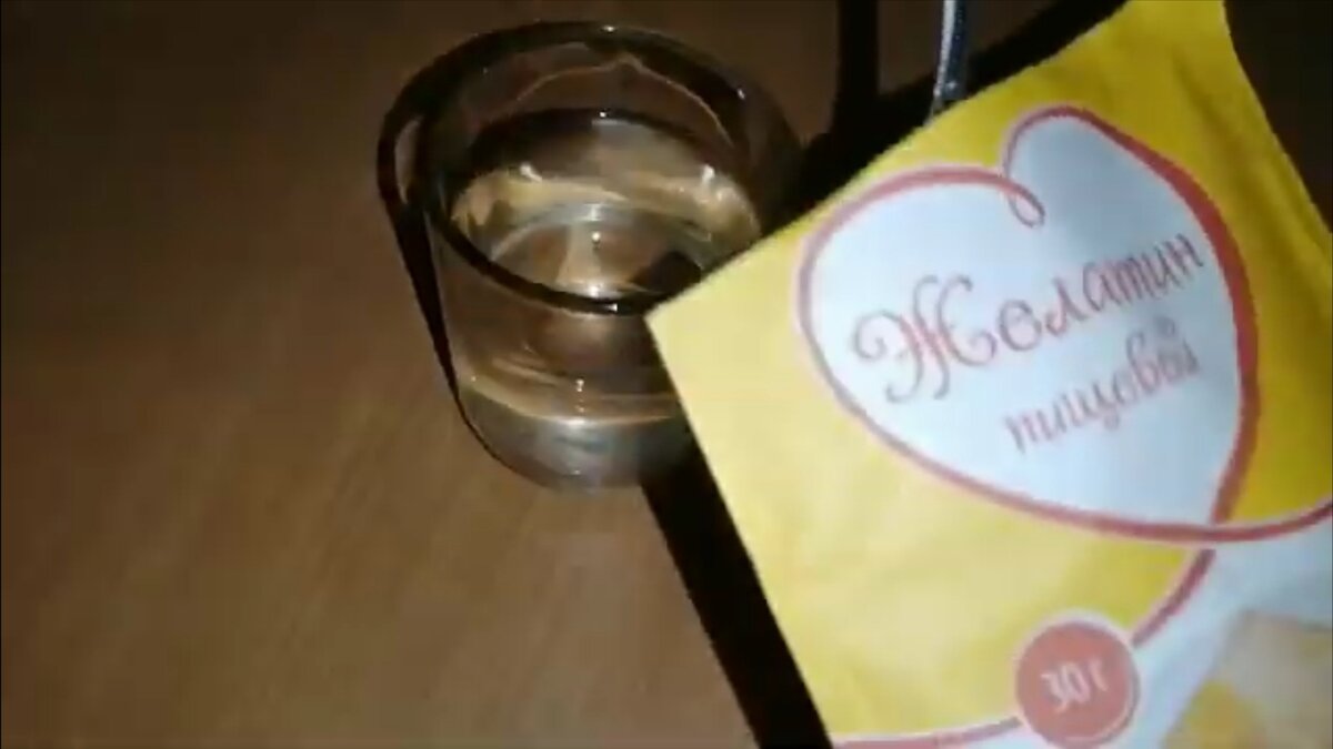 В стакан наливаем теплую воду и добавляем 
