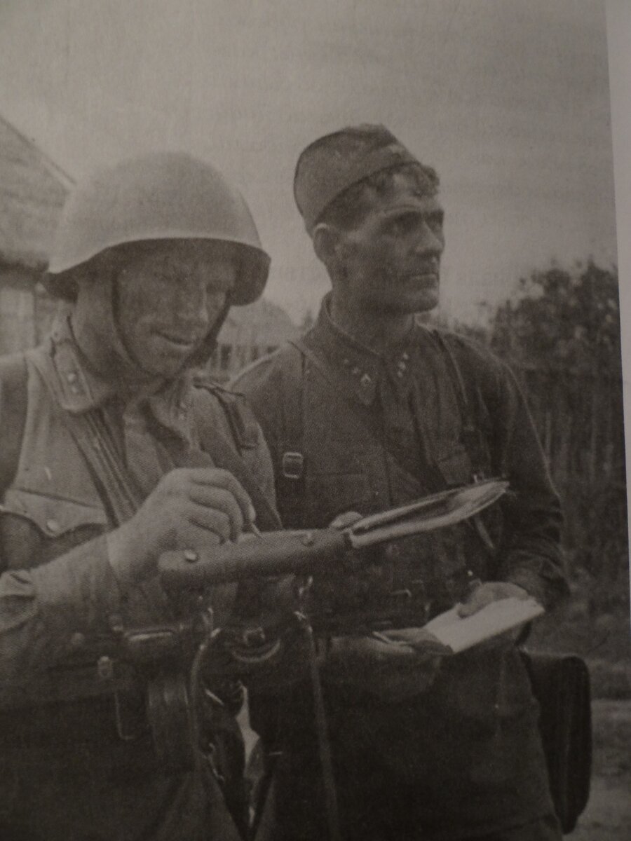 Лейтенант В.И. Мазуров и политрук роты 483-ro стрелкового полка 177-й стрелковой дивизии Е.А. Мешко после боя. Стрелковое подразделение вело упорный бой за деревню. В разгаре боя выбыл из строя командир роты. Его место немедленно занял комвзвода лейтенант В.И. Мазуров. Вместе с политруком Е.А. Мешко он повёл роту в штыковую атаку. Немцы были выбиты из деревни. Июль 1941 года. (Ар. 46339). Мешко Ефим Александрович, 1901 r.p., пропал без вести в сентябре 1941 года. Судьба комвзвода Мазурова В.И. неизвестна.