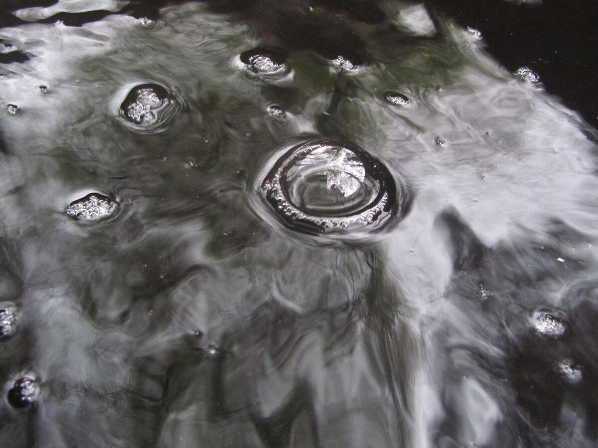 Пузыри на воде во время дождя