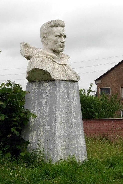 2006 г. Мамоново, улица Жабинского. Памятник-бюст Герою Советского Союза Николаю Мамонову.