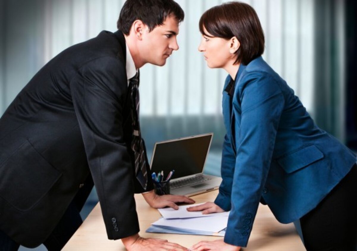 Мужчина и женщина в офисе. Флирт коллега. Парень и девушка в офисе. Ревнует коллега по работе. Моббинг и боссинг.