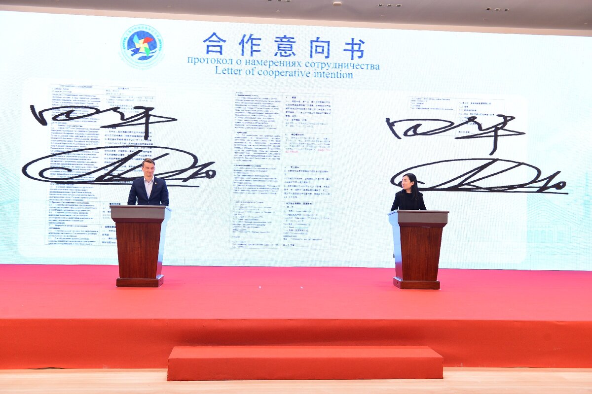 Впервые я подписывал документы таким образом. Ставишь подпись на планшете - она фиксируется на огромном экране позади тебя в соглашении, которое затем печатается уже с подписями сторон.