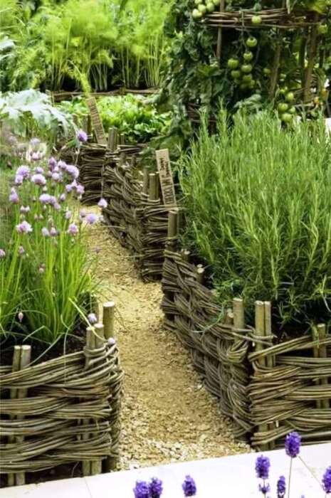
Небольшие клумбы в виде красивых плетёных корзин.

Оригинальная клумба из колышек и прутьев делается быстро и легко.

Для плетения забора следует использовать прутья гибких пород дерева, например ивы или лозы.

Сделать своими руками подобные клумбы очень просто, главное иметь подходящий материал.

Аккуратная клумба из петуний станет настоящим украшением для вашего сада.

Дорожка, огражденная декоративным плетёным забором.

Красивый плетёный забор своими руками.
